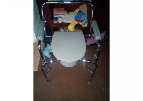 Commode with drop arms